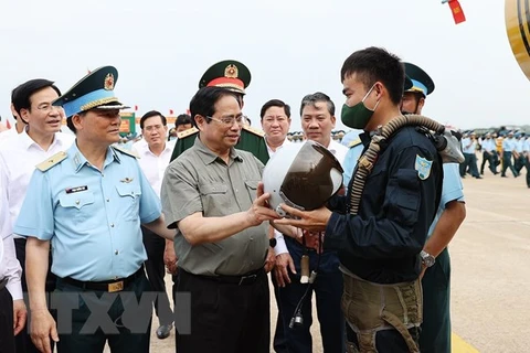 Le PM visite des établissements économiques et sociaux à Ninh Thuan