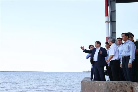 Le PM inspecte les chantiers du port de Trân Dê et de la centrale de Long Phu I