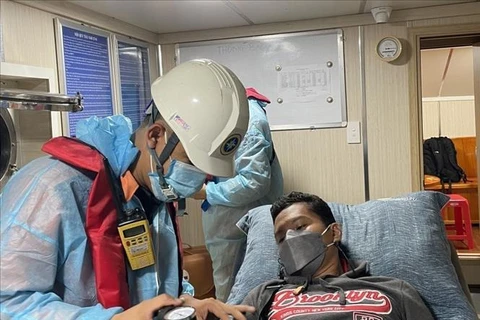 Un marin philippin accidenté secouru au large de Nha Trang