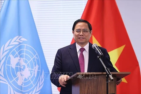 Le PM Pham Minh Chinh rend visite à Mission permanente du Vietnam auprès de l’ONU