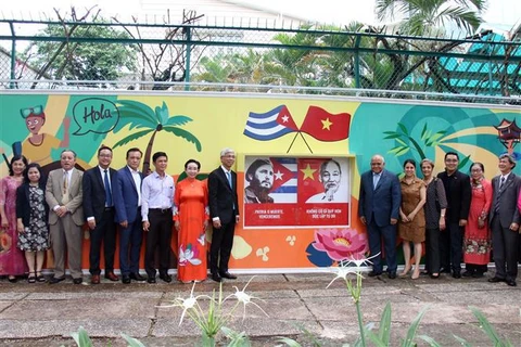Inauguration d'une peinture murale sur l'amitié Vietnam-Cuba