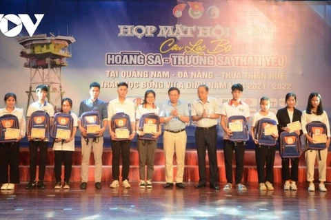 Le club “Pour Hoang Sa - Truong Sa bien-aimés” accorde des bourses d’études à des étudiants démunis