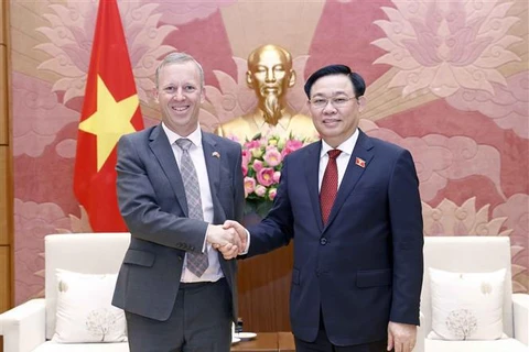 Le président de l'Assemblée nationale Vuong Dinh Hue reçoit l'ambassadeur britannique