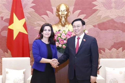 Vuong Dinh Huê reçoit l’ambassadrice de Bulgarie et l’ambassadeur de Hongrie