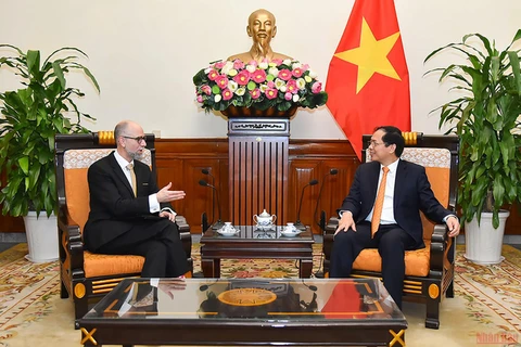Le ministre des AE Bui Thanh Son reçoit l'ambassadeur du Canada au Vietnam 