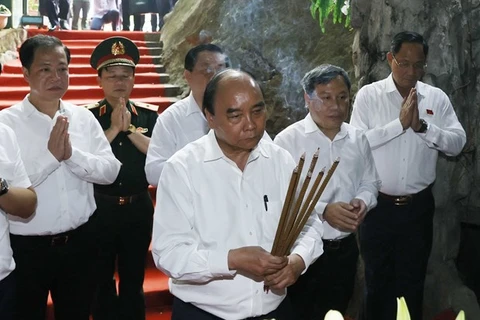 Le chef de l’État rend hommage aux héros et martyrs de Quang Binh