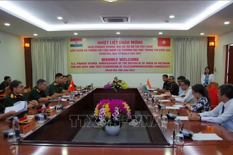 L'ambassadeur de l'Inde visite l'Université d’officiels d’information de Khanh Hoa