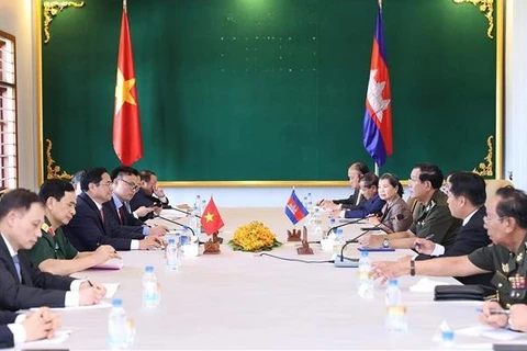 Le Premier ministre vietnamien rencontre son homologue cambodgien