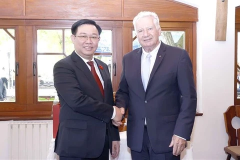 Le président de l’AN Vuong Dinh Hue poursuit ses activités en Hongrie