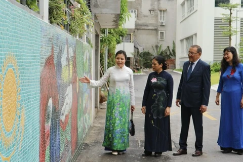 Une peinture murale inaugurée sous le signe de l’amitié Vietnam-Kazakhstan