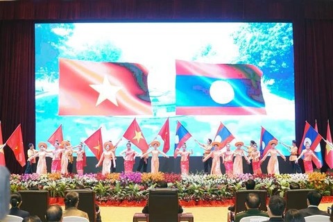 Le 60e anniversaire des relations diplomatiques Vietnam - Laos célébré à Vientiane