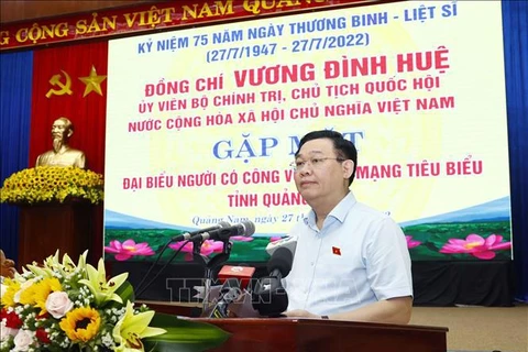 Le président de l’Assemblée nationale rencontre des révolutionnaires exceptionnels à Quang Nam