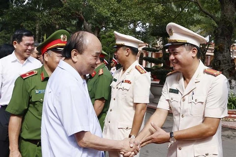 Le chef de l’Etat examine le travail lié à l’amnistie à une prison à Dong Nai