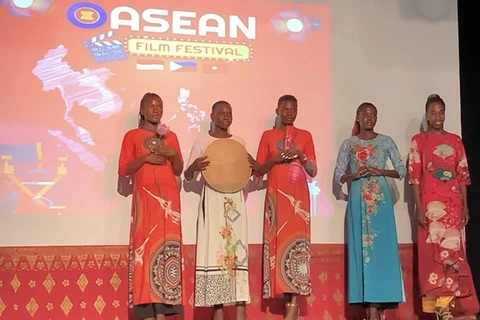 Échanges culturels célébrant le 55e anniversaire de la fondation de l'ASEAN