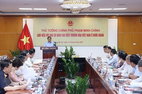 Le PM préside une réunion en ligne avec les bureaux commerciaux vietnamiens à l'étranger
