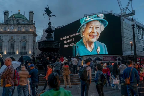 Ouverture du registre de deuil à la mémoire de la reine Elizabeth II à Hanoï et HCM-Ville