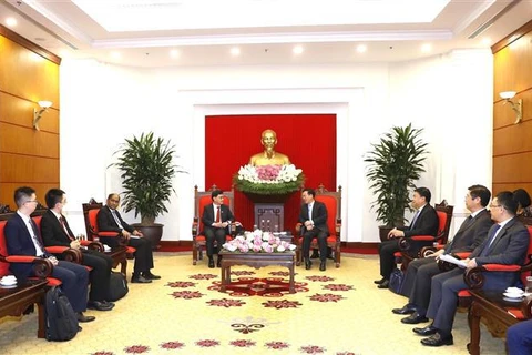 Le vice-PM et ministre singapourien des Finances reçu par le permanent du Secrétariat du PCV Vo Van Thuong