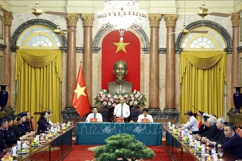 Le chef de l’Etat rencontre des membres exemplaires des ethnies minoritaires de Cao Bang