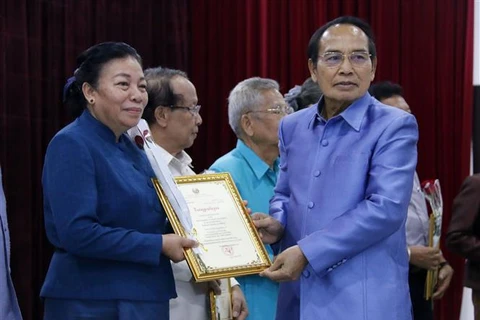 Le Laos honore les gagnants du concours d'écriture sur les relations spéciales avec le Vietnam