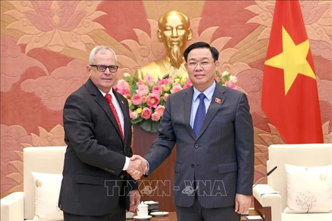 Le président de l’AN Vuong Dinh Huê reçoit le secrétaire général de l’AN et du Conseil d’État de Cuba