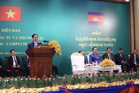 Les PM vietnamien et cambodgien à un forum sur la promotion du commerce et des investissements