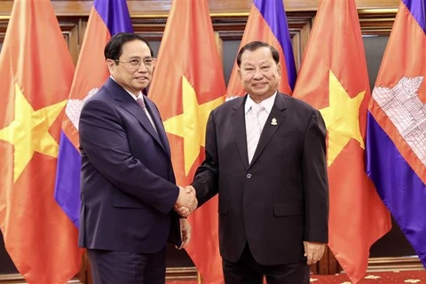 Rencontre entre le PM Pham Minh Chinh et le président du Sénat cambodgien Say Chhum