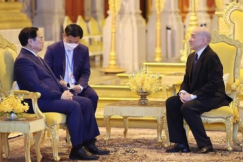 Le Premier ministre Pham Minh Chinh rend visite au Roi du Cambodge