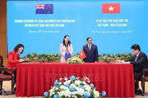 Vietnam-Nouvelle-Zélande: les PM assistent à la signature de documents de coopération