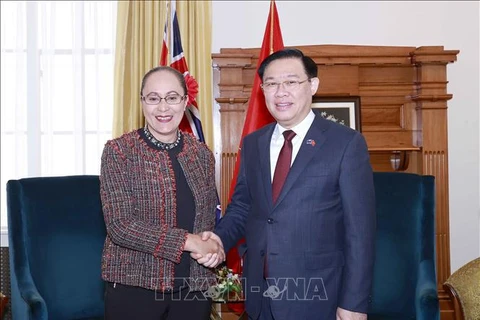 Le président de l’AN Vuong Dinh Hue rencontre des responsables néo-zélandais