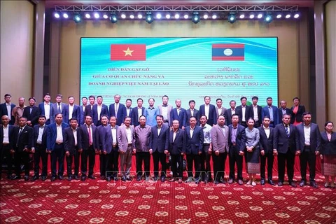 Forum d'échange entre les autorités et les entreprises vietnamiennes au Laos