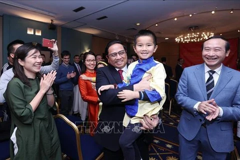 Le Premier ministre Pham Minh Chinh rencontre des Vietnamiens d'outre-mer au Luxembourg