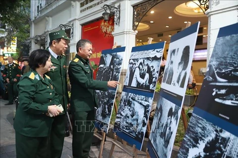 Activités célèbrant les 50 ans de la victoire «Hanoï-Diên Biên Phu aérien» à l’ancien quartier de Hanoï