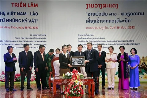 Une exposition des souvenirs racontre les relations spéciales Vietnam-Laos