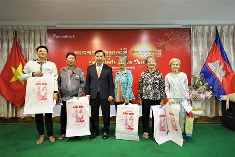 Cadeaux du Têt pour des personnes d’origine vietnamiennes en difficulté au Cambodge