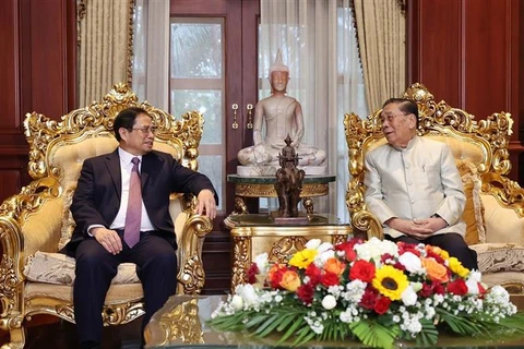 Le PM Phan Minh Chinh rend visite aux anciens dirigeants du Laos
