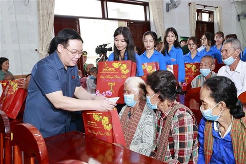 Le président de l’Assemblée nationale remet des cadeaux du Têt à des pauvres d'An Giang