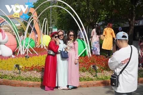 Hô Chi Minh-Ville: La rue aux fleurs de Nguyên Huê attire un grand nombre de touristes