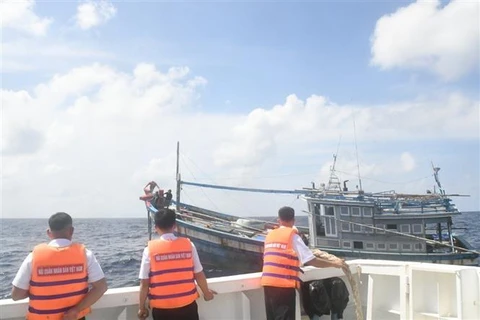 Khanh Hoa: un bateau de pêche en détresse remorqué en toute sécurité