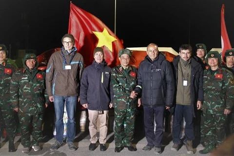 Séisme: l'équipe de l'Armée populaire du Vietnam remet des matériels de secours à la Turquie