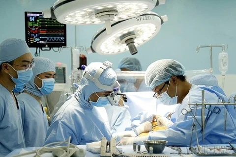 Des autorités de HCM-V saluent les médecins exemplaires avant la Journée des médecins vietnamiens