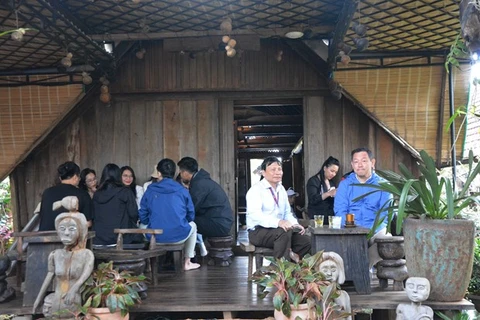 Buon Ma Thuot invite les visiteurs à déguster un café dans un espace traditionnel