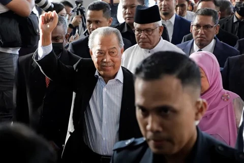 L'ancien PM malaisien obtient une caution et est poursuivi en justice pour corruption