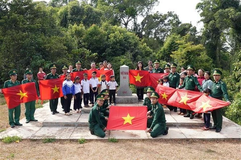 Remise de 10.000 drapeaux nationaux à un district frontalier de la province de Dak Nong