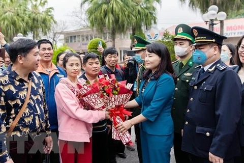 La porte frontière internationale de Mong Cai accueille le 1er groupe de touristes étrangers