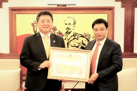 Le représentant en chef de la JICA au Vietnam à l'honneur