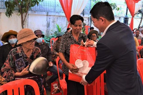 Viettel Global offre 300 cadeaux aux personnes d’origine vietnamienne au Cambodge