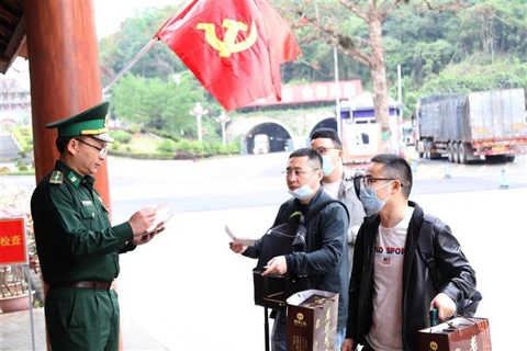 Retour progressif à la normale des activités à la porte frontalière de Huu Nghi 