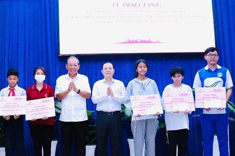 Remise de cadeaux à des Khmers de HCM-Ville à l’occasion de la fête Chol Chnam Thmay