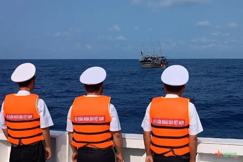 La recherche d’un pêcheur disparu dans les eaux de Truong Sa se poursuit