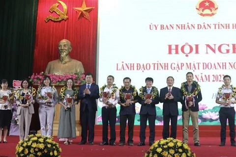 Rencontre des entreprises et hommes d'affaires à Hung Yen